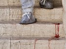 Krev na schodech jeruzalémské synagogy po útoku ozbrojenc (18. listopadu 2014).