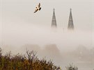 Pohled na baziliku svatého Petra a Pavla v Praze na Vyehrad. Vysoké ISO...