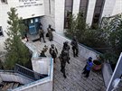 Izraeltí vojáci prohledávají okolí synagogy, v ní dva Palestinci zabili...