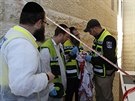 Záchranái prohlíejí zakrvácený modlitební ál ze synagogy v jeruzalémské...