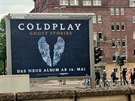 Ilustrace Míly Fürstové se v rámci kampan Coldplay objevily i v Kolín nad...