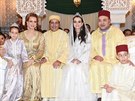 Marocký princ Moulay Raid a jeho nevsta Oum Keltoum Boufaresová (uprosted) a...