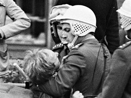 Zadržený demonstrant na Václavském náměstí 28. října 1989. Fotografie z této...