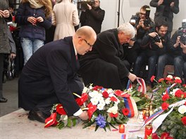 Premiér Bohuslav Sobotka pokládá vnec u pomníku na Národní tíd pi...