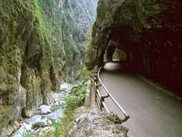 Taroko Gorge, Tchaj-wan. Silnice procházející soutskou Taroko ve stejnojmenném...