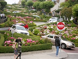 Dládná ulice Lombard Street v San Franciscu v Kalifornii je jednou z...