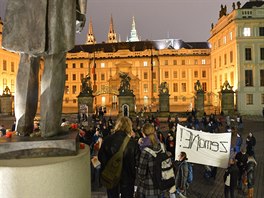 Prezident Milo Zeman elil dalí skupince demonstrant.