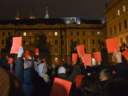 Prezident Milo Zeman elil dalí skupince demonstrant.