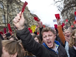 Demonstranti proti prezidentu Miloi Zemanovi na praském Albertov.