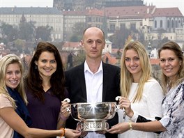 S Fed Cupem. Zleva Andrea Hlavá�ková, Lucie �afá�ová, kapitán Petr Pála, Petra...
