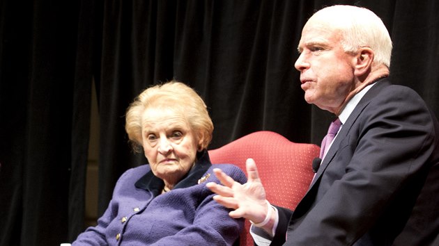 Republikánský senátor John McCain a bývalá americká ministryn� zahrani�í...