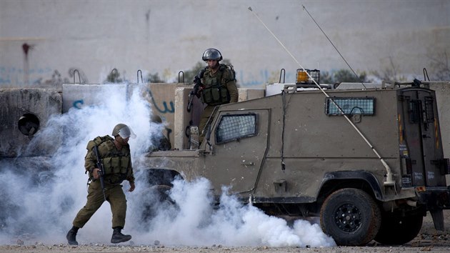 Izraelsk policie krot palestinsk protesty na Zpadnm behu (18. listopadu 2014)