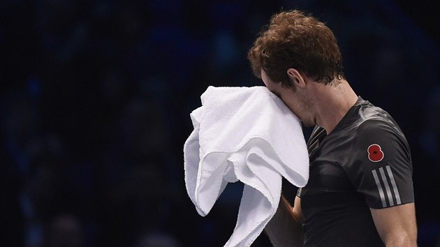 Andy Murray ví, e je zle. V souboji s Rogerem Federerem na Turnaji mistr byl...