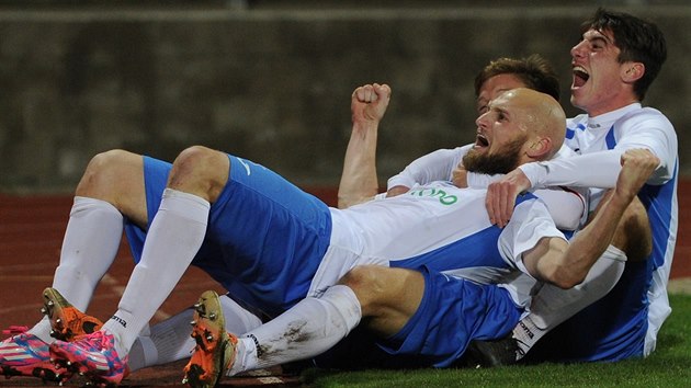 Fotbalist st nad Labem se raduj z glu, kter dal Tom Smola (vepedu).