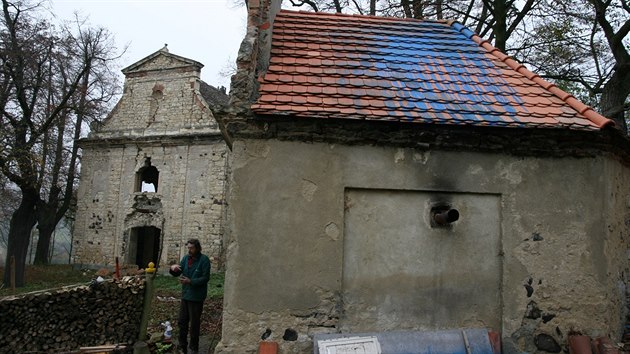 S pomoc sdruen Stedoho bezdomovec Pavel naposledy opravil stechu kaple, kterou rozkradli zlodji. Nyn je kvli nim polit modrou barvou, aby je taky nelkaly.