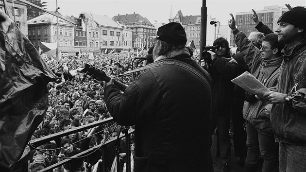 Protesty v st nad Labem vyvrcholily 27. listopadu generln stvkou. Bhem n se na Mrovm nmst selo na 40 tisc lid.