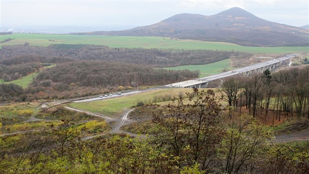 Sesuv zavalil rozestavěný úsek dálnice D8 začátkem června 2013.