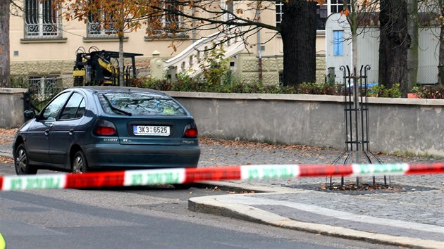 Policist v Chebu uzaveli okol budov v Hradebn ulici, kde dlnci nali pi odvodovacch pracch dlosteleck grant.