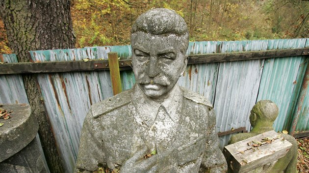 Karlovarsk Stalin je uskladnn v arelu Lzeskch les v Bezov.