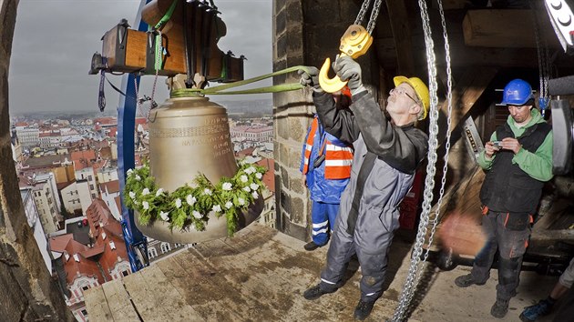Do v�e katedr�ly sv. Bartolom�je v Plzni se vrac� p�tice zvon� - �ty�i nov� a jeden vy�i�t�n� (18. 11. 2014)