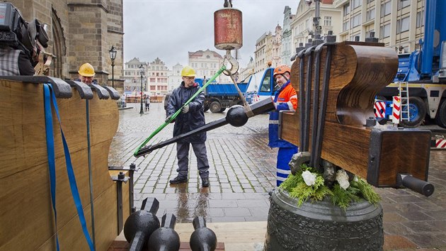 Do ve katedrly sv. Bartolomje v Plzni se vrac ptice zvon - tyi nov a jeden vyitn (18. 11. 2014)