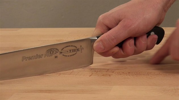 Kuchařský nůž by měl být stavěný tak, aby se prsty nedotýkaly podložky.