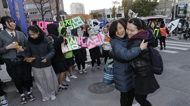 V Jin Koreji probhaj kadoron zkouky, uitelka objm svou studentu a peje j hodn tst (13. listopadu 2014)