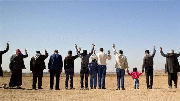 Kurdov signalizuj symbol vtzstv na hranicch Turecka a Srie (11. listopadu 2014).