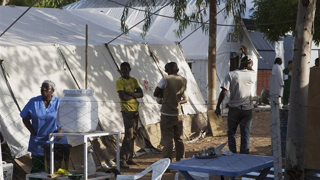 Zdravotnci v lebnm centru eboly v malijskm hlavnm mst Bamako (13. listopadu 2014).