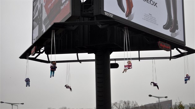 est hadrovch postaviek na provizornch houpakch zavsili recesist na ob billboard pobl stanice metra Vltavsk. Z billboardu se tak  na nkolik hodin stal ob koloto (9.11.2014)