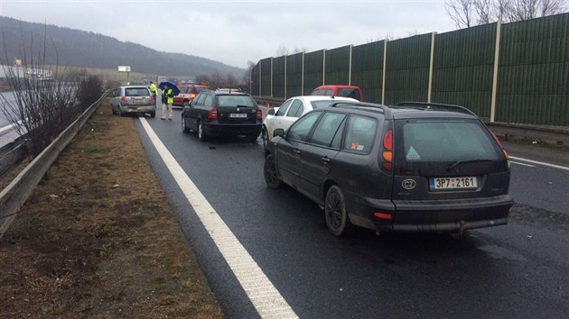 Provoz na D5 ve smru na Prahu zkomplikovala nehoda esti aut. Na dlnici se vytvoila dlouh kolona (18.11.2014)