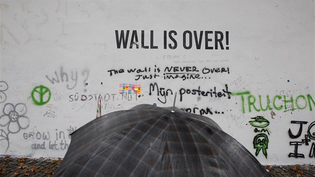 Lennonovu zeď na pražské Kampě kdosi kompletně přebarvil na bílo. Majitelé zdi podali na neznámého vandala trestní oznámení. Lidé sem ale brzy začali nápisy znovu doplňovat (18.11.2014)