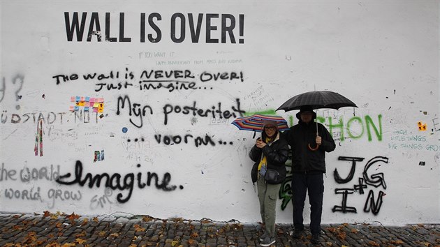 Lennonovu zeď na pražské Kampě kdosi kompletně přebarvil na bílo. Majitelé zdi podali na neznámého vandala trestní oznámení. Ale lidé sem brzy začali nápisy znovu doplňovat (18.11. 2014)