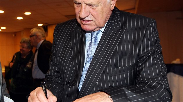Václav Klaus podepisuje knihu jednomu z příznivců před seminářem o listopadu 1989.