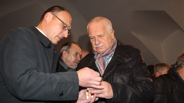 Vclav Klaus zapaluje svku na Nrodn td u pleitosti 25. vro 17. listopadu 1989.
