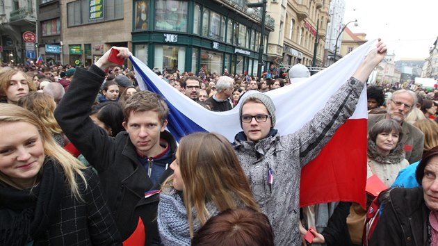 astnci demonstrace, kte pili prezidentovi Miloovi Zemanovi vystavit ervenou kartu.