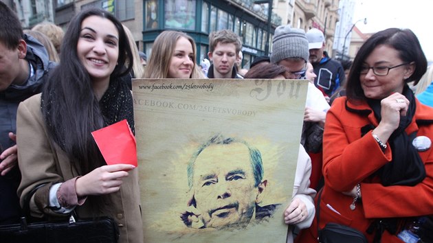 astnci demonstrace, kte pili prezidentovi Miloovi Zemanovi vystavit ervenou kartu.