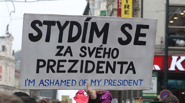 astnci demonstrace, kte pili prezidentovi Miloovi Zemanovi vystavit ervenou kartu.