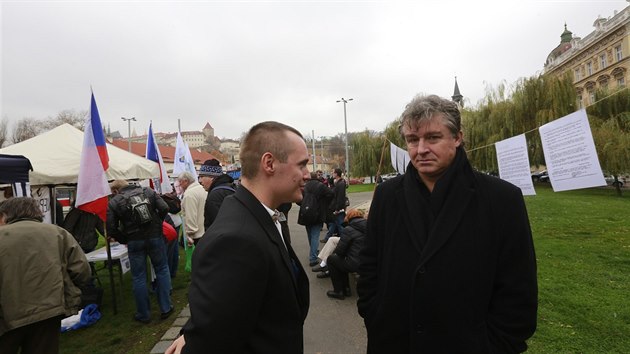 Demonstrace na podporu Miloše Zemana na pražském Klárově.