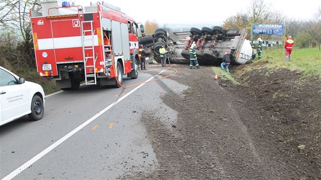 Nehoda cisterny u Vlkoe na Hodonnsku (10. listopadu 2014).