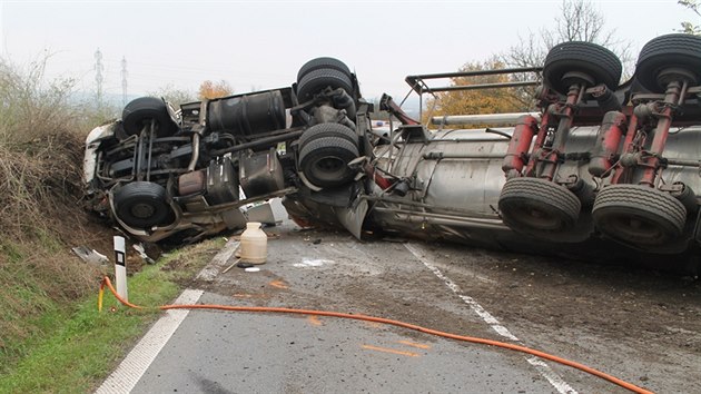 Nehoda cisterny u Vlkoe na Hodonnsku (10. listopadu 2014).