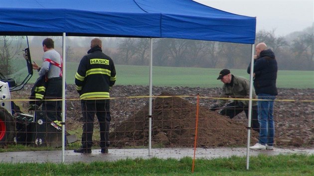 Policist ve stedu odkrvali hrob u obce tolm.