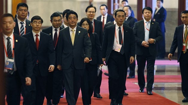Japonsk premir inz Abe ped setknm s nskm prezidentem (10. listopadu)