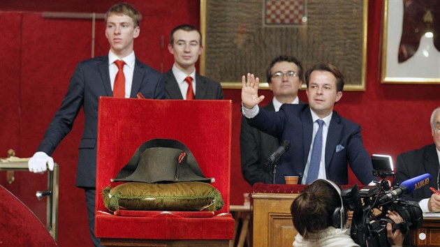 Francouzsk aukn dm Osenat v nedli vydrail v pepotu za vce ne 52 milion korun jeden z mla dochovanch klobouk nkdejho vojevdce a csae Napoleona Bonaparta (16. listopadu)