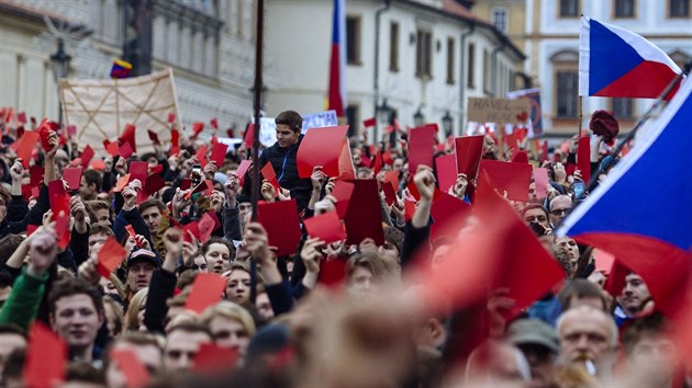 Účastníci pochodu na Pražský hrad vyjádřili nesouhlas s prezidentem Zemanem.