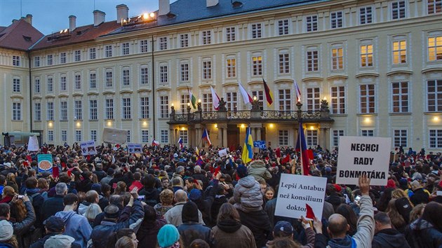 Demonstranti mávali ervenými kartami ped Praským hradem.