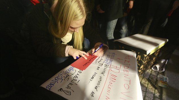 Demonstrace proti prezidentovi Zemanovi na Hradanskm nmst.