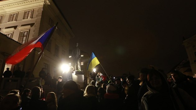 Demonstrace proti prezidentovi Zemanovi na Hradanskm nmst.