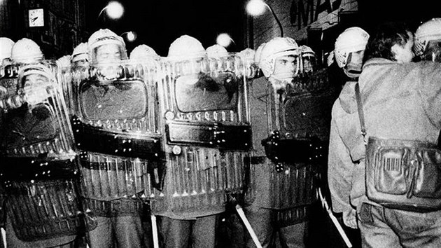 Zsah VB proti demonstrantm na Nrodn td v Praze 17. listopadu 1989.