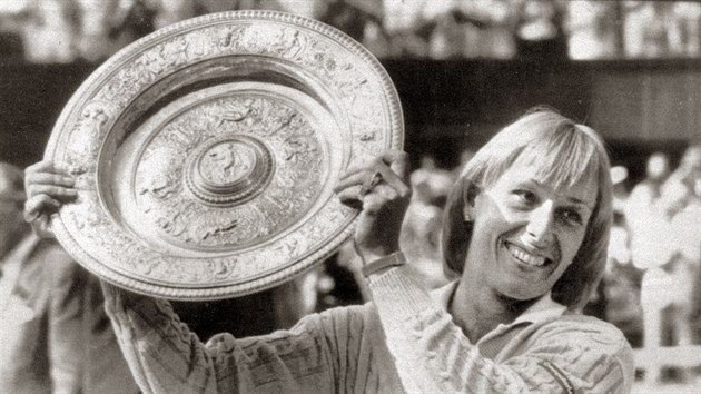 Tenistka Martina Navrtilov s pohrem za vtzstv ve Wimbledonu v ervenci 1984